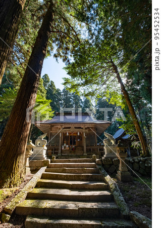 東楽々福神社　拝殿　鳥取県日野郡日南町宮内 95452534