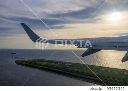 早朝の空港を飛び立つジェット旅客機 早朝の空港を飛び立つジェット旅客機 95452542