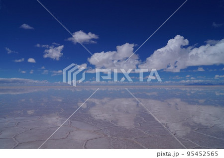 ボリビア 白い塩の大地 ウユニ塩湖 95452565