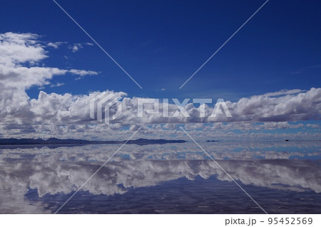 ボリビア ミラーレイク ウユニ塩湖 95452569