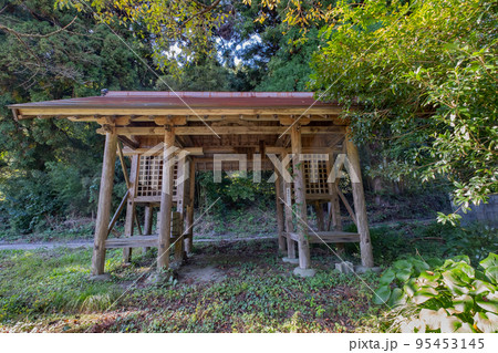 西楽々福神社跡　随神門　鳥取県日野郡日南町宮内 95453145