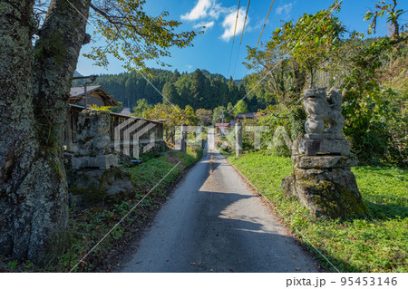 西楽々福神社跡　参道　鳥取県日野郡日南町宮内 95453146