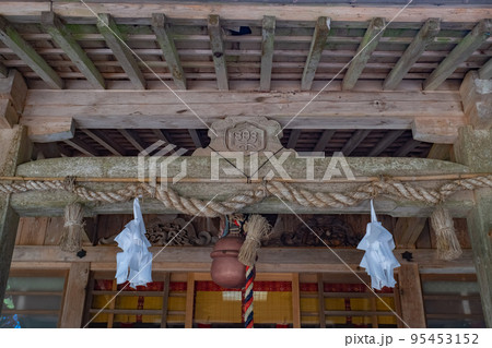 東楽々福神社 拝殿の社紋 鳥取県日野郡日南町宮内 東楽々福神社 拝殿の社紋 鳥取県日野郡日南町宮内 95453152