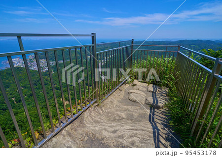 千葉県鋸南町の地獄のぞき付近の鋸山日本寺展望台から北側を見る 95453178