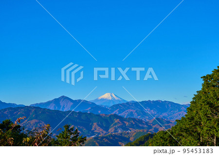 秋の快晴の高尾山もみじ台から見える富士山と観覧車(高尾山から小仏城山方面に向かう尾根) 95453183