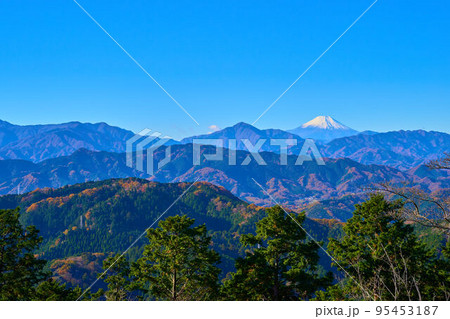秋の快晴の高尾山山頂から見える富士山、大室山など 秋の快晴の高尾山山頂から見える富士山、大室山など 95453187