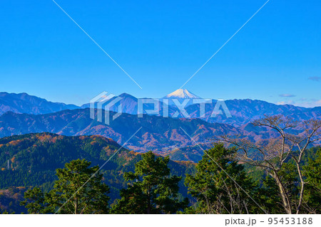 秋の快晴の高尾山山頂から見える富士山、大室山など 秋の快晴の高尾山山頂から見える富士山、大室山など 95453188