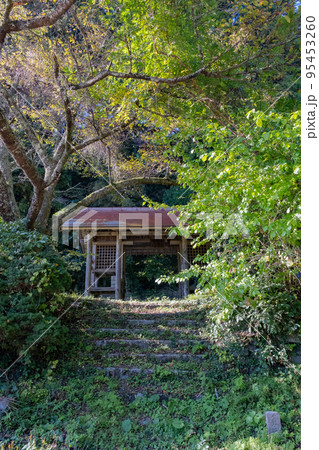 西楽々福神社跡　随神門　鳥取県日野郡日南町宮内 95453260