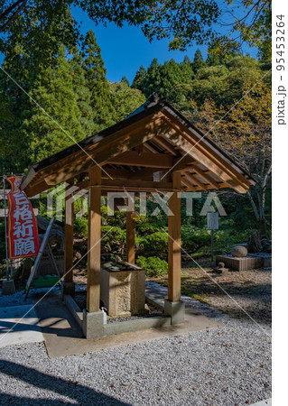 東楽々福神社　手水舎　鳥取県日野郡日南町宮内 95453264