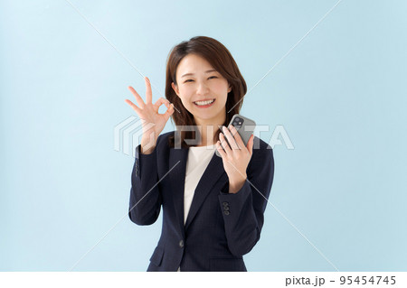 スーツ姿の女性 青背景 スーツ姿の女性 青背景 95454745