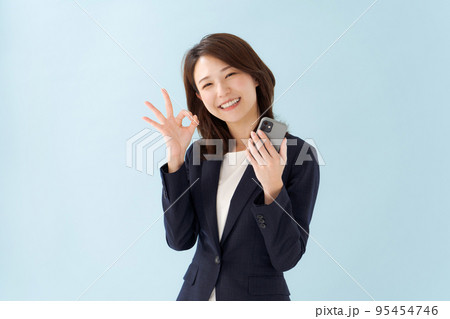 スーツ姿の女性 青背景 スーツ姿の女性 青背景 95454746