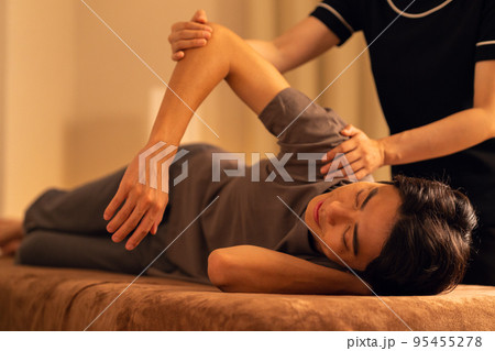 男性　整体　マッサージ　整骨院　指圧 95455278