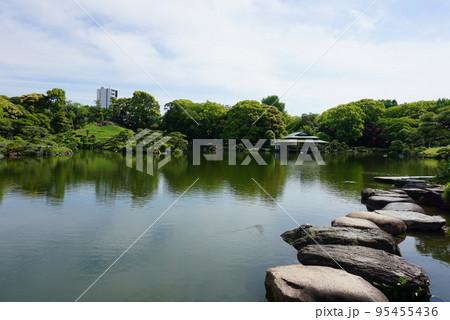清澄白河 都指定名称 岩崎家三代が築いた名石の庭 清澄庭園の大泉水と磯渡りと涼亭 95455436