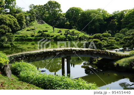 清澄白河 都指定名称 岩崎家三代が築いた名石の庭 清澄庭園の大泉水と富士山と石橋 清澄白河 都指定名称 岩崎家三代が築いた名石の庭 清澄庭園の大泉水と富士山と石橋 95455440