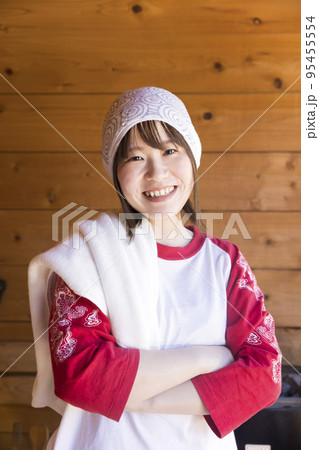 サウナで働く女性熱波師 サウナで働く女性熱波師 95455554