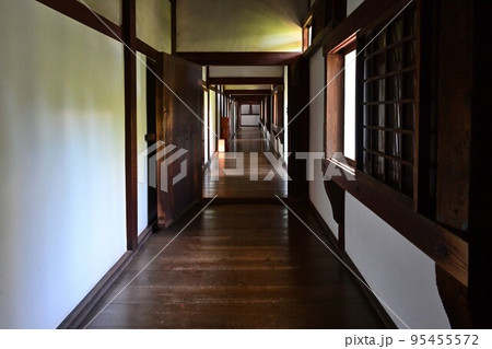 国宝姫路城「西の丸」内部の渡り廊下「百間廊下」・板張り 95455572