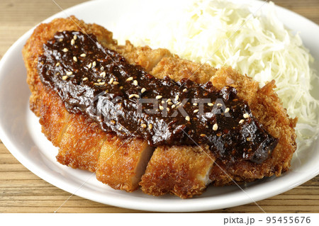 味噌ベースのソースがかかった豚カツとキャベツの千切り 味噌ベースのソースがかかった豚カツとキャベツの千切り 95455676