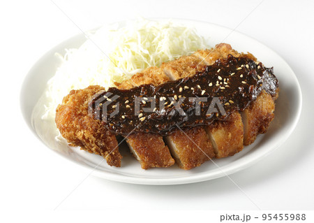 味噌ベースのソースがかかった豚カツとキャベツの千切りを白背景で撮影 味噌ベースのソースがかかった豚カツとキャベツの千切りを白背景で撮影 95455988