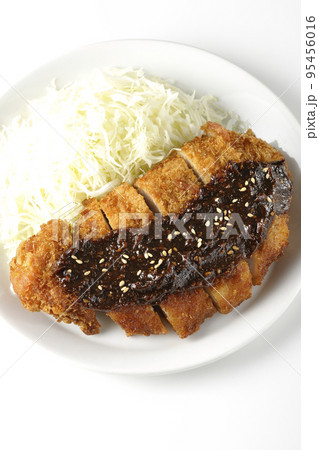 味噌ベースのソースがかかった豚カツとキャベツの千切りを白背景で俯瞰撮影 味噌ベースのソースがかかった豚カツとキャベツの千切りを白背景で俯瞰撮影 95456016