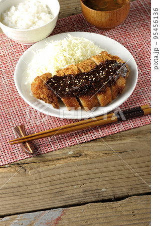 味噌ベースのソースがかかったロースかつ定食 味噌ベースのソースがかかったロースかつ定食 95456136
