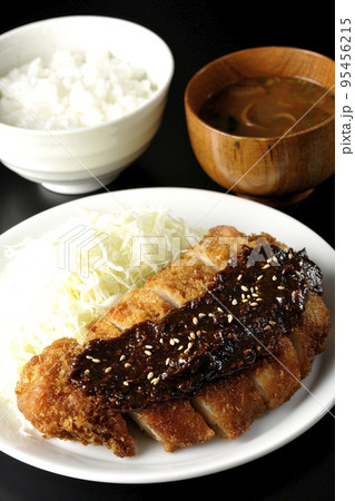 味噌ベースのソースがかかったロースかつ定食 味噌ベースのソースがかかったロースかつ定食 95456215