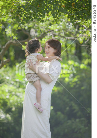 臨月のママと、2歳の娘 臨月のママと、2歳の娘 95456548