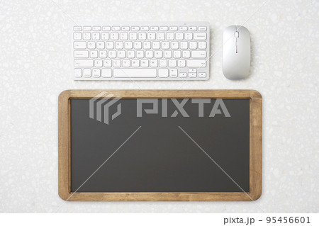 メッセージボードのある机の上の俯瞰撮影 メッセージボードのある机の上の俯瞰撮影 95456601