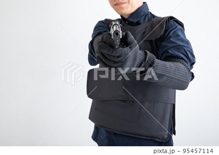 銃を持った男性　Bulletproof 95457114