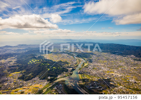 和歌山県紀の川市の百合山上空から岩出市や和歌山市方面をパラグライダーから空撮。秋晴れの10月 和歌山県紀の川市の百合山上空から岩出市や和歌山市方面をパラグライダーから空撮。秋晴れの10月 95457156