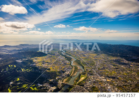 和歌山県紀の川市の百合山上空から岩出市や和歌山市方面をパラグライダーから空撮。秋晴れの10月 和歌山県紀の川市の百合山上空から岩出市や和歌山市方面をパラグライダーから空撮。秋晴れの10月 95457157
