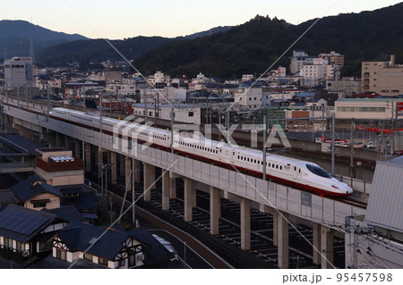 武雄市内を行く西九州新幹線かもめ号：N700S系 95457598