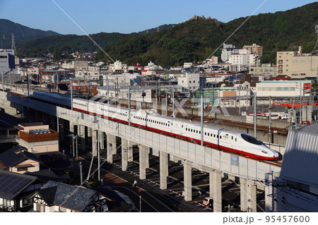 武雄市内を行く西九州新幹線かもめ号：N700S系 95457600