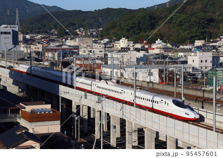 武雄市内を行く西九州新幹線かもめ号：N700S系 95457601