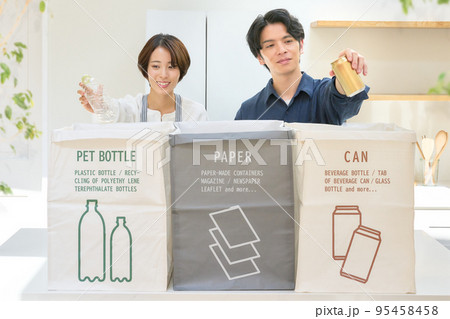 ゴミを分別して捨てる男女　ごみ　リサイクル　イメージ 95458458