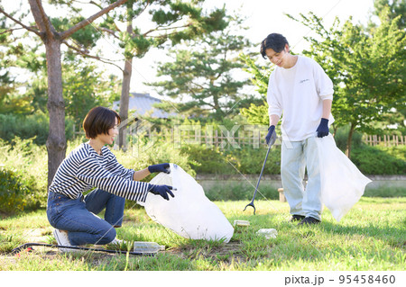 ゴミ拾いをする若い男女 ボランティア 清掃 イメージ ゴミ拾いをする若い男女 ボランティア 清掃 イメージ 95458460