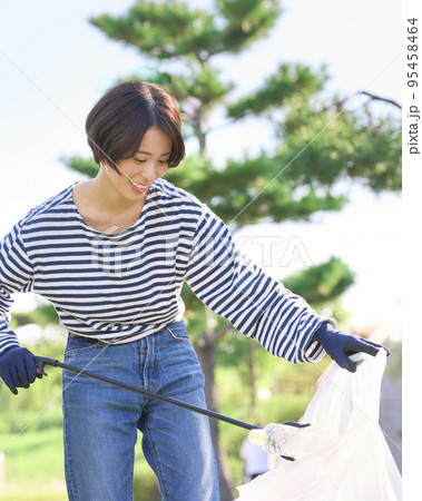 ゴミ拾いをする若い女性　ボランティア　清掃　イメージ 95458464