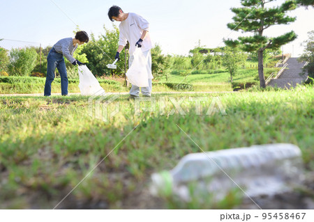 ゴミ拾いをする若い男女　ボランティア　清掃 95458467
