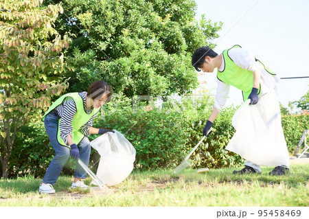ゴミ拾いをする若い男女　ボランティア　清掃　イメージ 95458469
