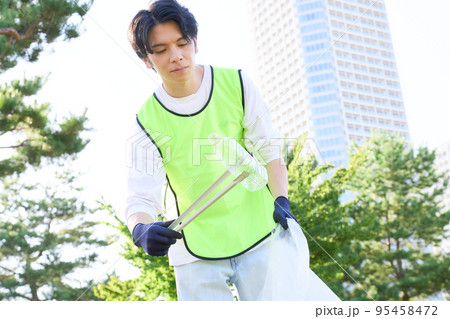 ゴミ拾いをする若い男性 ボランティア 清掃 イメージ ゴミ拾いをする若い男性 ボランティア 清掃 イメージ 95458472