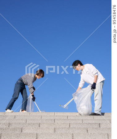 晴天の屋外でゴミ拾いをする若い男女 ボランティア 清掃 イメージ 晴天の屋外でゴミ拾いをする若い男女 ボランティア 清掃 イメージ 95458476