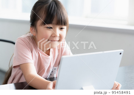 プログラミング学習をする小学生の女の子 プログラミング学習をする小学生の女の子 95458491