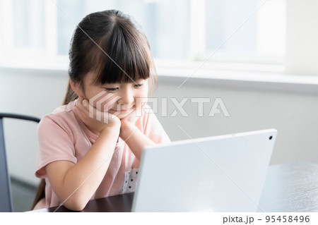 プログラミング学習をする小学生の女の子 プログラミング学習をする小学生の女の子 95458496