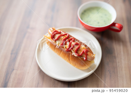 手作りホットドッグとほうれん草スープ 手作りホットドッグとほうれん草スープ 95459020