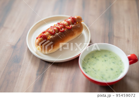 手作りホットドッグとほうれん草スープ 手作りホットドッグとほうれん草スープ 95459072