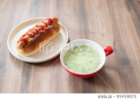 手作りホットドッグとほうれん草スープ 手作りホットドッグとほうれん草スープ 95459073