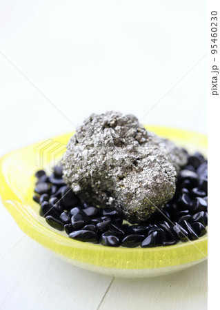 天然石パイライトのラフストーンとモリオンさざれ石 天然石パイライトのラフストーンとモリオンさざれ石 95460230