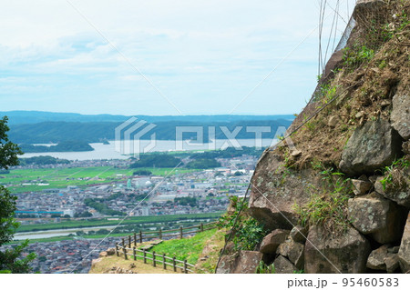 【日本100名城】鳥取城　山上ノ丸の本丸石垣と鳥取市街と湖山池　鳥取県鳥取市 95460583