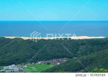 【日本100名城】鳥取城　山上ノ丸の天守台から見た鳥取砂丘と日本海　鳥取県鳥取市 95460589