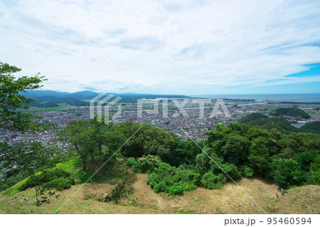 【日本100名城】鳥取城 山上ノ丸の本丸から見た鳥取市街と湖山池と日本海2 鳥取県鳥取市 【日本100名城】鳥取城 山上ノ丸の本丸から見た鳥取市街と湖山池と日本海2 鳥取県鳥取市 95460594