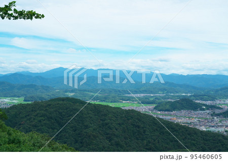 【日本100名城】鳥取城　山上ノ丸の本丸から見た鳥取平野と中国山地　鳥取県鳥取市 95460605